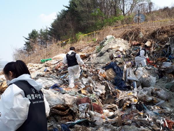 경기도특사경 관계자들이 연천군에 불법 방치된 혼합폐기물을 수사하고 있다. 경기도 제공