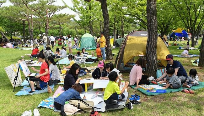 포스코 광양제철소가 주최한 제1회 어린이 상상화 그리기 대회에 참가한 어린이들이 도화지 속에 멋진 미래도시를 그리고 있다. 포스코 제공