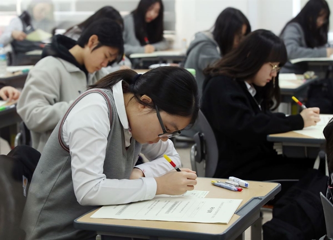 서울 동작구 수도여고 3학년 학생들이 지난 3월 올해 첫 전국연합학력평가를 치르고 있다. 연합뉴스