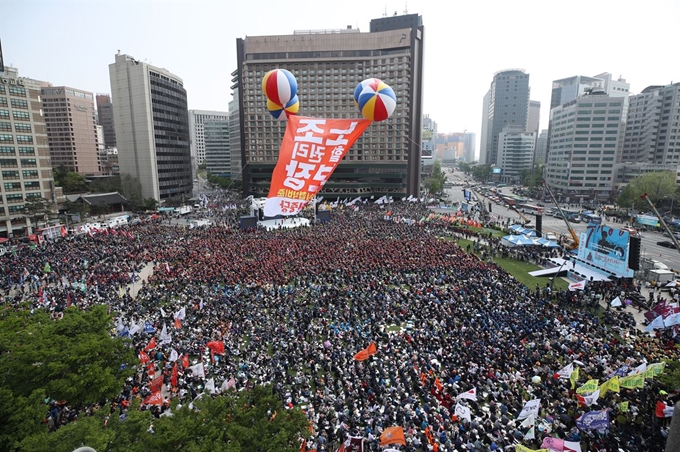 서울광장 가득 메운 '세계 노동절 대회' 참가자들 (서울=연합뉴스) 임헌정 기자 = 근로자의 날인 1일 서울 중구 서울시청 앞 광장에서 민주노총 주최로 열린 '2019 세계 노동절 대회' 참가자들이 구호를 외치고 있다. 2019.5.1 kane@yna.co.kr/2019-05-01 14:54:26/