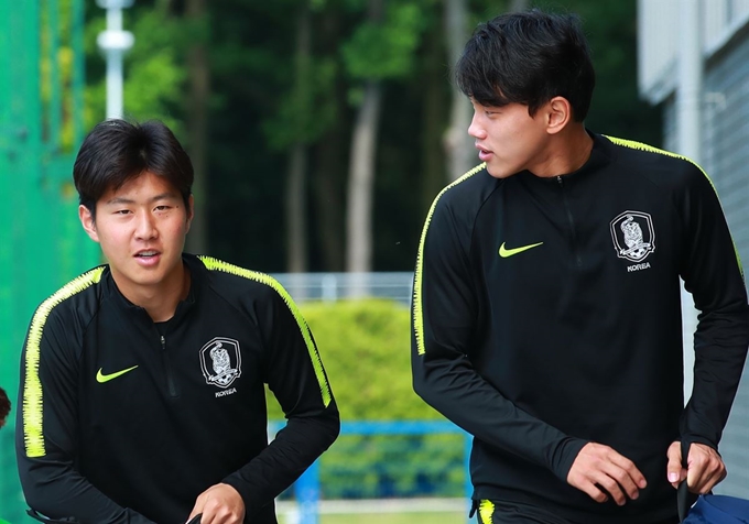 이강인(왼쪽)과 조영욱이 2019 FIFA U-20 월드컵 16강 한일전을 앞둔 3일 폴란드 루블린 근교 푸와비 훈련장에 도착해 대화하고 있다. 루블린=연합뉴스