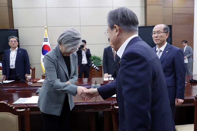 문재인 대통령이 3일 오전 청와대에서 헝가리 부다페스트 다뉴브강에서 발생한 유람선 침몰사고 현장에서 수습을 지휘하고 귀국한 강경화 외교부 장관과 인사하고 있다. 연합뉴스