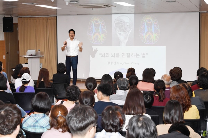 [저작권 한국일보] 뇌과학자이자 과학 커뮤니케이터인 장동선 박사가 5월 25일 오후 부산 북구 금곡도서관 다목적실에서 '뇌와 뇌를 연결하는 법'이라는 주제로 강연을 하고 있다. 부산=전혜원 기자 iamjhw@hankookilbo.com