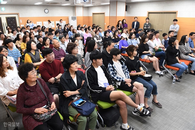 [저작권 한국일보] 5월 25일 오후 부산 북구 금곡도서관 다목적실에서 뇌과학자 장동선 박사의 강연이 열려 참여한 시민들이 강연을 경청하고 있다. 부산=전혜원 기자 iamjhw@hankookilbo.com