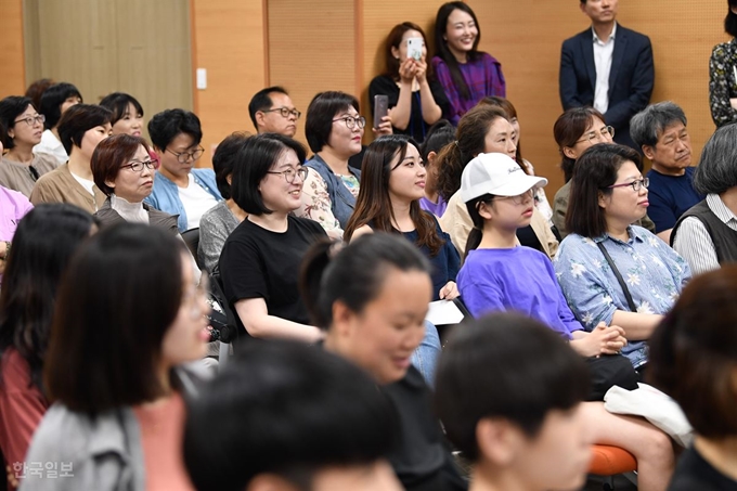 [저작권 한국일보] 5월 25일 오후 부산 북구 금곡도서관 다목적실에서 뇌과학자 장동선 박사의 강연이 열려 참여한 시민들이 강연을 경청하고 있다. 부산=전혜원 기자 iamjhw@hankookilbo.com