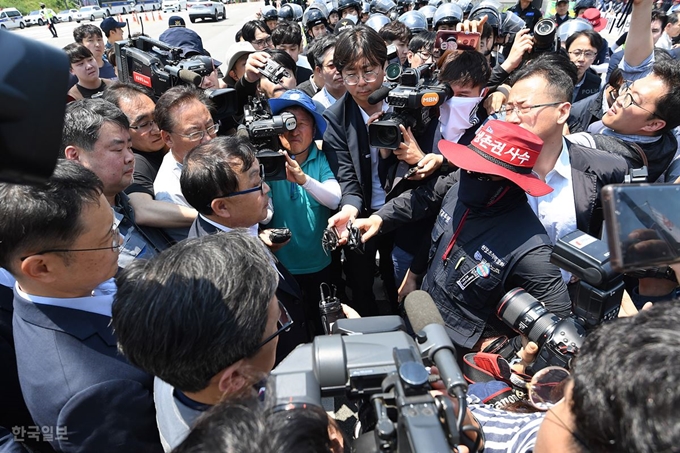 3일 오후 경남 거제시 대우조선해양 정문 앞에서 현대중공업 현장실사단과 대우조선지회 조합원이 현장실사와 관련한 대화를 나누고 있다. 거제=전혜원 기자