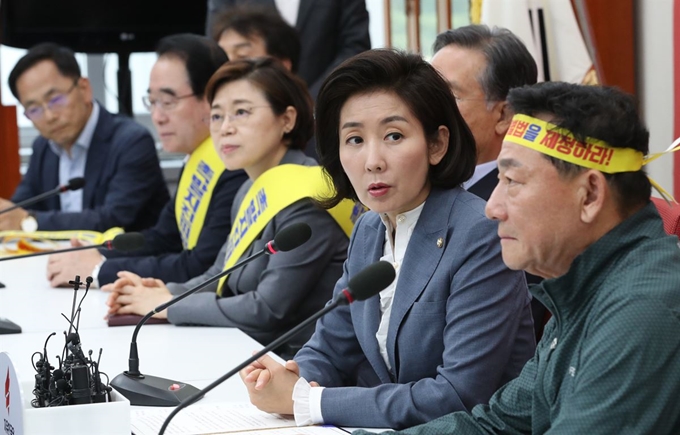 자유한국당 나경원 원내대표가 3일 오후 국회 원내대표회의실에서 포항지진 범시민대책위원들을 접견하고 있다. 연합뉴스