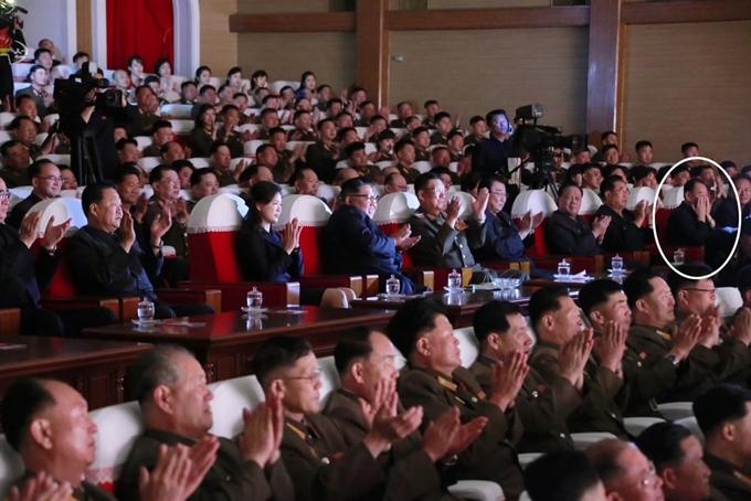 김정은 북한 국무위원장이 2일 제2기 제7차 군인가족예술소조경연에서 당선된 군부대들의 군인가족예술조조경연을 관람했다고 조선중앙TV가 3일 보도했다. 이날 관람석에선 강제노역설이 돌았던 김영철(흰색 원) 노동당 부위원장의 모습도 확인됐다. 연합뉴스