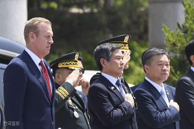 서울 용산구 국방부 청사 앞에서 정경두 국방장관과 패트릭 섀너핸 미국 국방부 장관 직무대행이 의장대의 사열을 받고 있다. 강한 햇빛에 눈을 감은 섀너핸 장관 대행. 이한호 기자