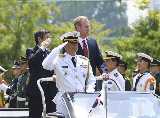 서울 용산구 국방부 청사 앞에서 정경두 국방장관과 패트릭 섀너핸 미국 국방부 장관 직무대행이 의장대의 사열을 받고 있다. 이한호 기자