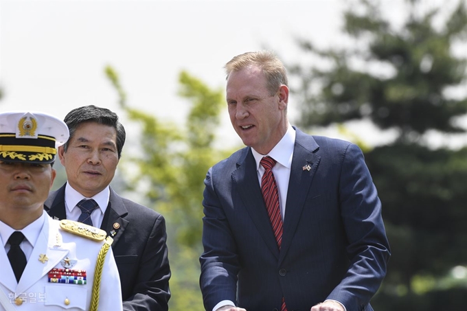 서울 용산구 국방부 청사 앞에서 정경두 국방장관과 패트릭 섀너핸 미국 국방부 장관 직무대행이 의장대의 사열을 받고 있다. 이한호 기자