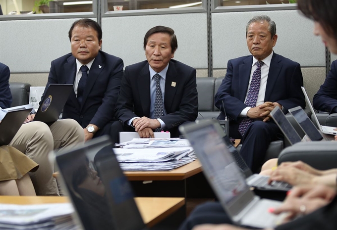 정기섭(가운데) 개성공단기업협회장과 신한용(왼쪽) 개성공단 비상대책위원회 대표공동위원장 등 관계자들이 3일 오전 정부서울청사 통일부 기자실을 방문해 북한이 조속히 기업인들의 개성공단 방문을 승인해주길 바란다고 밝히고 있다. 연합뉴스