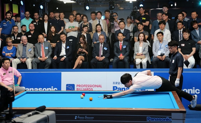 3일 경기 고양시 엠블호텔에서 '프로당구 PBA 투어 개막전 파나소닉 오픈' 개막전 경기가 열리고 있다. 연합뉴스