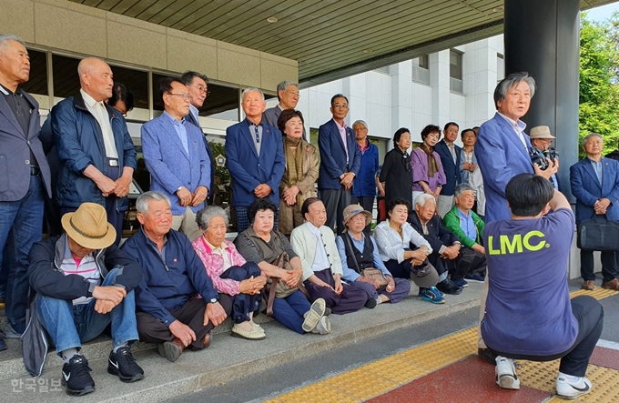 [저작권 한국일보]3일 오후 제주법원 정문에서 4·3 당시 군법회의에 기소돼 형무소에 수감됐다가 행방불명된 희생자의 유족들이 재심 청구서를 법원에 제출하기 앞서 기자회견을 갖고 있다. 김영헌 기자.