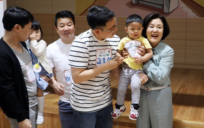 김정숙 여사가 3일 오후 용인시 종합가족센터에서 '몸으로 소통하는 부자' 프로그램에 참가한 육아 아빠들과 대화하고 있다. 연합뉴스