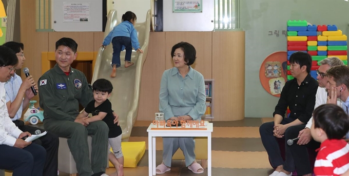 김정숙 여사가 3일 경기 용인시 수지구 종합가족선터에서 열린 ‘육아 아빠 간담회’에 참석한 아빠들과 이야기를 나누고 있다. 청와대사진기자단