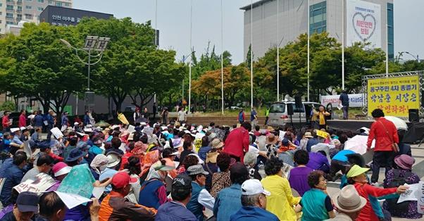 인천 동구 수소연료전지 발전소 건립 반대 비상대책위원회(비대위)와 주민들이 지난달 30일 인천 남동구 인천시청 앞 미래광장에서 주민 총궐기 대회를 열고 연료전지 발전소 건립 백지화를 촉구하고 있다. 비대위 제공