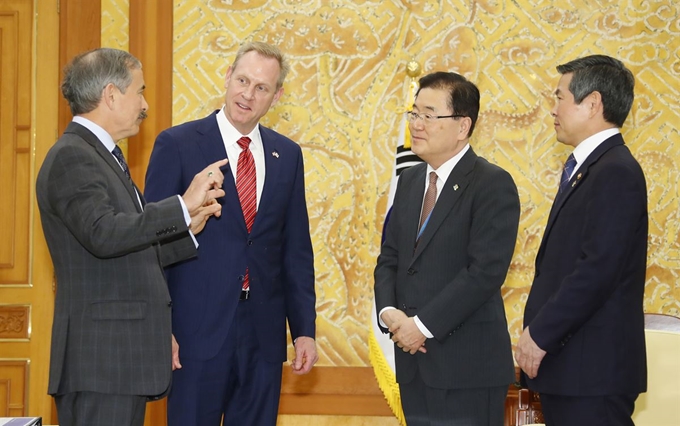 정경두 국방부 장관과 정의용 청와대 국가안보실장이 3일 오후 청와대에서 패트릭 섀너핸 미국 국방부 장관 대행(왼쪽 두번째)을 만나 얘기를 나누고 있다. 청와대사진기자단