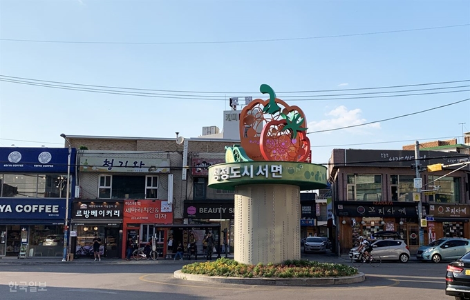 김화읍과 다리 하나로 연결된 서면 와수리. 휴가와 외출 나온 군인이 많아 산골마을 치고는 활력이 넘친다.