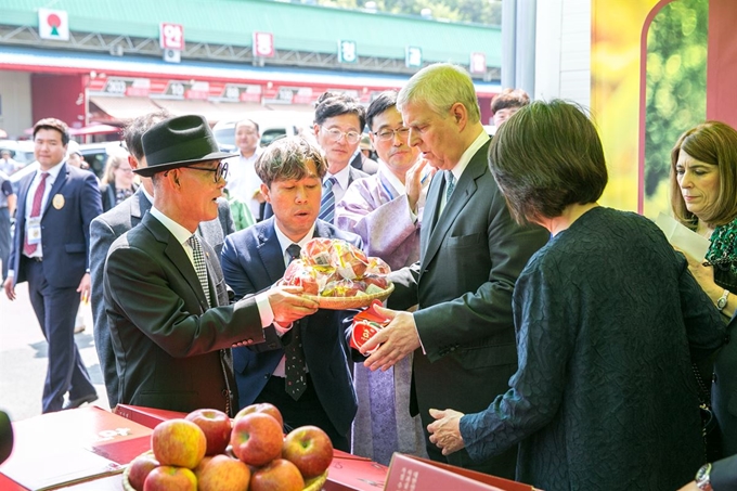 지난달 안동을 방문한 앤드루 영국 왕자가 안동농협농산물공판장을 찾아 권순협 조합장으로부터 사과 선물을 받고 있다. 안동농협 제공’