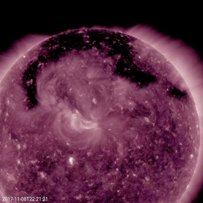 미국항공우주국(NASA)의 태양동역학우주망원경(SDO)이 2017년 11월 촬영한 태양 코로나의 모습. 검게 보이는 부분은 태양풍이 강하게 발생하는 ‘코로나 구멍’이다. NASA 제공