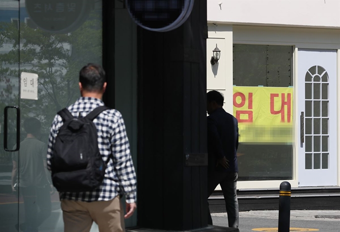 지난달 22일 오후 서울시내 건물에 임대 관련 안내문이 붙어있다. 연합뉴스