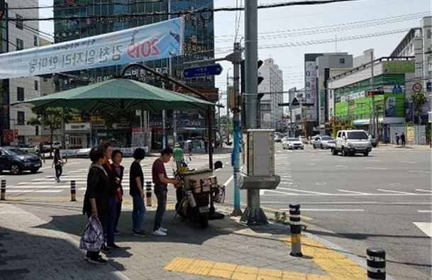 경북 김천시가 시민들이 무더위를 피할 수 있도록 시내 주요 지점 등에 그늘막 쉼터를 설치해 본격 운영한다. 김천시 제공