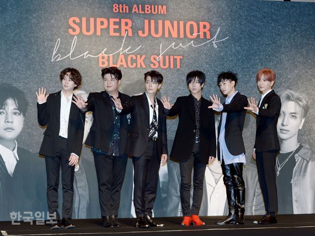 그룹 슈퍼주니어의 멤버 희철(왼쪽부터)과 신동, 동해, 예성, 은혁, 이특.