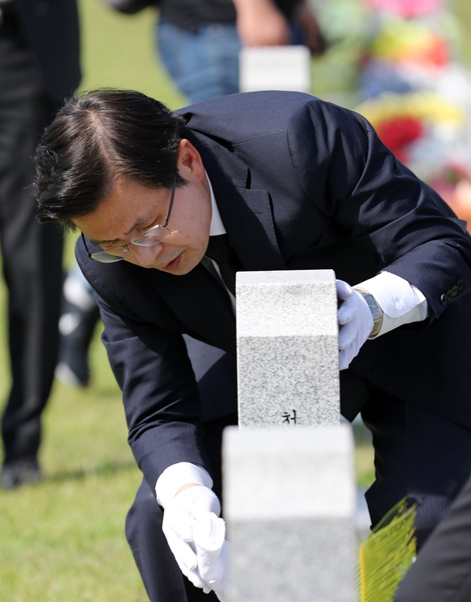 자유한국당 황교안 대표가 4일 오후 국립대전현충원을 찾아 묘역정화 봉사활동을 하고 있다. 연합뉴스