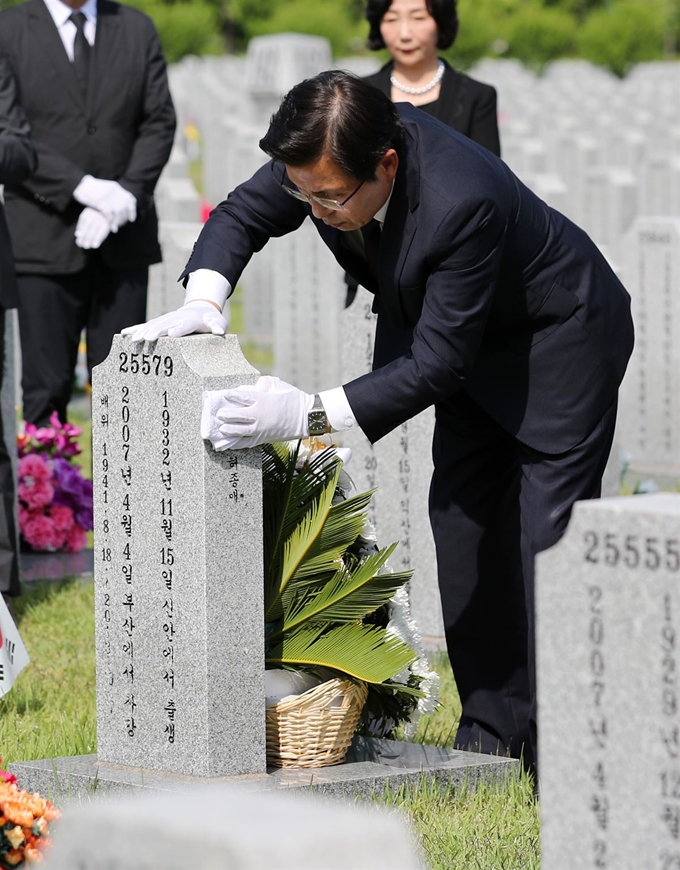 자유한국당 황교안 대표가 4일 오후 국립대전현충원을 찾아 묘역정화 봉사활동을 하고 있다. 연합뉴스