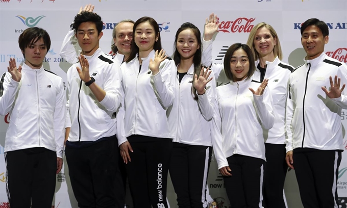 '피겨퀸' 김연아를 비롯한 출연진들이 4일 오후 서울 올림픽공원 케이스포돔에서 열린 아이스쇼 '올댓스케이트 2019' 기자회견에서 기념촬영을 하고 있다. 이번 아이스쇼는 6일부터 8일까지 서울 올림픽공원 케이스포돔에서 'Move me'라는 주제로 열린다. 연합뉴스