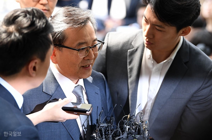 [학10] [저작권 한국일보]김학의 소환9일 오전 뇌물수수·성범죄 의혹을 받는 김학의 전 법무부 차관이 피의자 신분으로 파구 서울동부지검으로 들어서고 있다. 서재훈 기자 spring@hankookilbo.com /2019-05-09(한국일보)