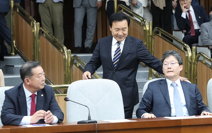 바른미래당 손학규 대표가 4일 국회에서 열린 의원총회에서 유승민 의원과 인사하고 있다. 연합뉴스