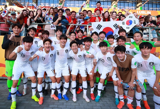 한국 U-20 축구대표팀이 5일 폴란드 루블린 경기장에서 열린 2019 FIFA U-20 월드컵 16강에서 일본에 승리를 거둔 뒤 관중들과 기념사진을 촬영하고 있다. 루블린=연합뉴스