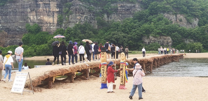 세계문화유산 안동 하회마을 섶다리를 관광객들이 걸어 가고 있다. 안동시 제공.