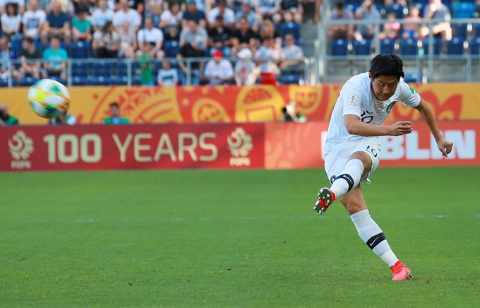 5일 폴란드 루블린 경기장에서 열린 2019 국제축구연맹(FIFA) 20세 이하(U-20) 월드컵 16강 한·일전에서 이강인이 문전으로 공을 차고 있다. 루블린=연합뉴스