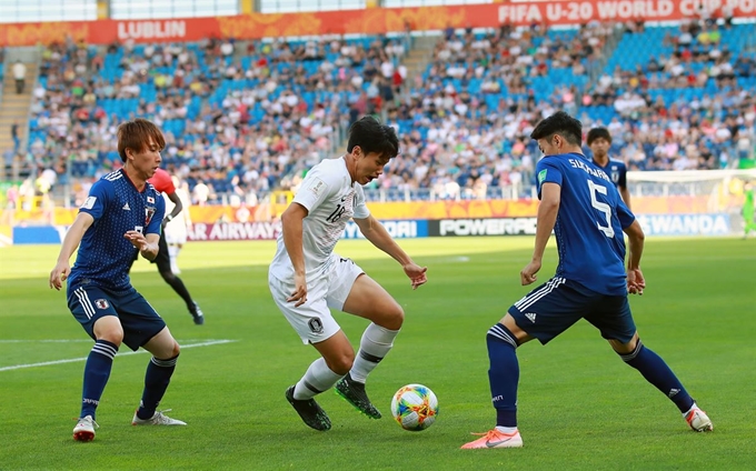 5일 폴란드 루블린 경기장에서 열린 2019 국제축구연맹(FIFA) 20세 이하 월드컵 16강 한ㆍ일전에서 조영욱이 돌파를 시도하고 있다. 루블린=연합뉴스