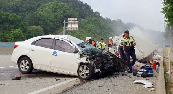 4일 오전 7시 34분쯤 충남 공주시 우성면 당진∼대전고속도로 당진 방향 65.5㎞ 지점에서 박모(40)씨가 몰던 화물차가 역주행하다 마주 오던 포르테 승용차와 정면으로 충돌했다. 경찰이 사고현장을 수습하고 있다. 연합뉴스