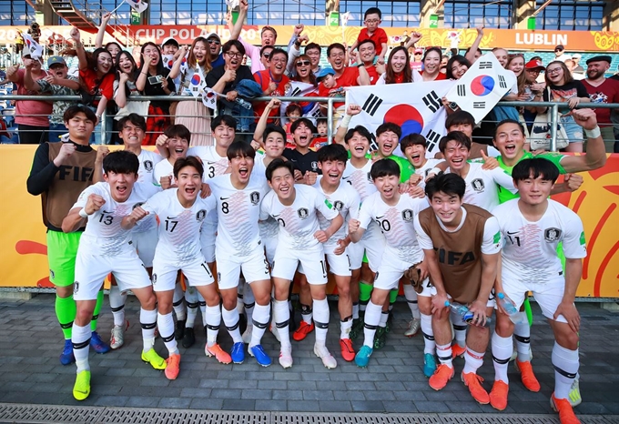 한국 U-20 축구대표팀이 국제축구연맹(FIFA) 20세 이하(U-20) 월드컵 16강전에서 일본을 꺾고 8강에 진출했다. 한국 대표팀이 8강 진출이 확정된 이후 응원단과 기념 사진을 찍으며 기뻐하고 있다. 루블린=연합뉴스