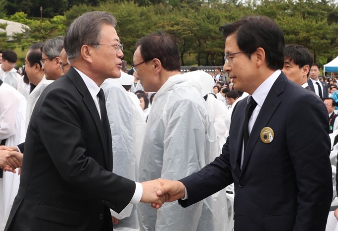 문재인 대통령과 황교안(오른쪽) 자유한국당 대표가 지난달 18일 광주 북구 운정동 국립5·18민주묘지에서 열린 5·18민주화운동 기념식에서 악수하고 있다. 청와대사진기자단