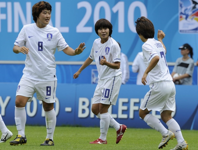 U-20 여자축구대표팀 지소연이 2010년 8월 1일 독일 빌레펠트에서 열린 FIFA U-20 여자월드컵 3, 4위전 콜롬비아와 경기에서 결승골을 성공시키고 나서 동료 선수들과 함께 환호하고 있다. 빌레펠트=연합뉴스