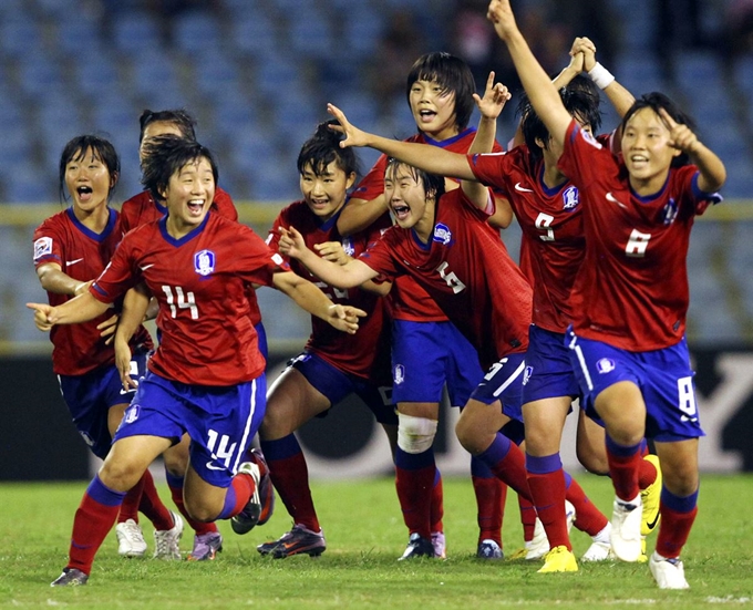 U-17 여자축구 국가대표팀 선수들이 2010년 9월 25일 트리니다드 토바고에서 열린 일본과의 FIFA U-17 여자월드컵 결승전에서 승부차기 끝에 우승을 확정하자 기뻐하고 있다. 트리니다드 토바고=로이터 연합뉴스