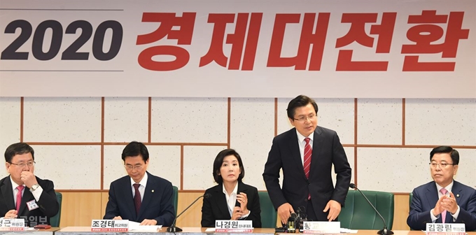 황교안 자유한국당 대표가 4일 국회 의원회관에서 열린 ‘2020 경제대전환 위원회’ 출범식에 참석해 모두 발언을 하고 있다. 취임 100일을 맞은 황 대표는 태블릿PC 조작설을 언급한 데 사과하고 젊은 세대와 소통하는 토크 콘서트를 여는 등 외연 확장을 시도하고 있다. 배우한 기자