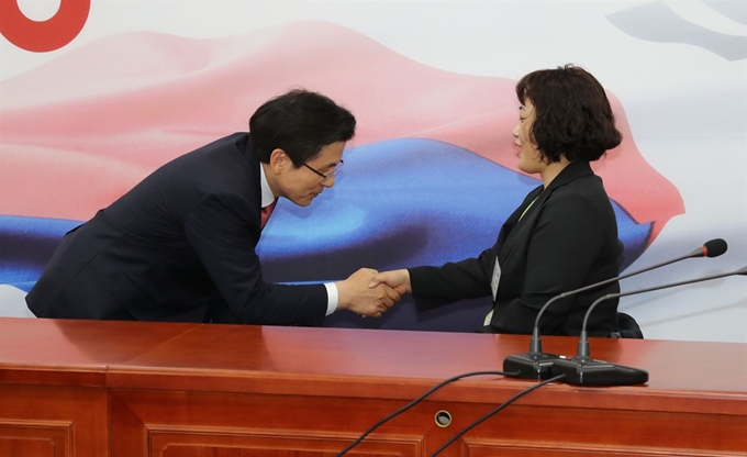 황교안 자유한국당 대표가 5일 오전 국회에서 열린 중앙장애인위원회 임명장 수여식에서 휠체어를 탄 나은화 중앙장애인위원회 부위원장에게 임명장을 수여하기에 앞서 악수하고 있다. 연합뉴스.