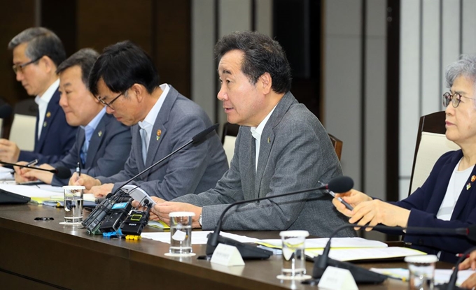 이낙연 국무총리가 5일 세종시 정부세종청사에서 열린 국정현안점검조정회의에서 모두발언하고 있다. 연합뉴스