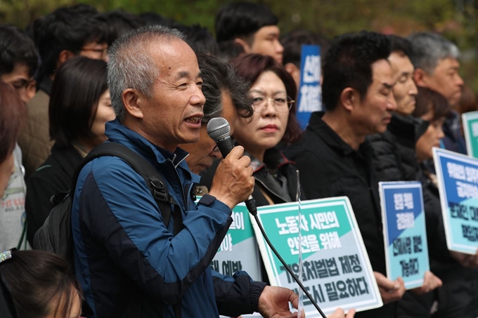 지난 4월 28일 경기도 남양주 모란공원에서 열린 청년 노동자 고(故) 김용균씨 추모조형물 제막식에서 삼성전자 반도체 생산라인에서 일하다 백혈병으로 숨진 황유미씨의 아버지 황상기 반올림 대표가 발언하고 있다. 연합뉴스