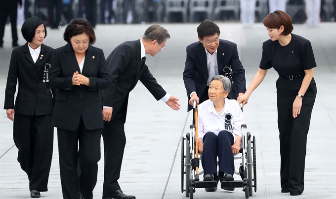 문재인 대통령과 김정숙 여사가 6일 오전 국립서울현충원에서 현충일 추념식 후 피우진 국가보훈처장, 고 성복환 일병 부인 김차희 씨(휠체어 탄 분), 배우 김혜수 씨 등과 위패봉안관으로 이동하고 있다. 김차희 씨의 남편 성복환 씨는 학도병으로 입대해 1950년 10월 13일 백천지구 전투 중 전사했다. 현재까지 유해는 수습되지 못했다. 김혜수 씨는 이날 추념식에서 김차희 씨의 편지를 낭독했다. 연합뉴스