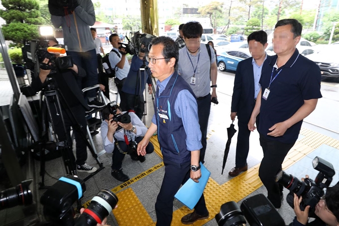 국회 앞 집회에서 불법행위를 주도한 혐의를 받고 있는 김명환 민주노총 위원장이 7일 오전 조사를 받기 위해 서울 영등포경찰서에 출석하고 있다. 뉴스1