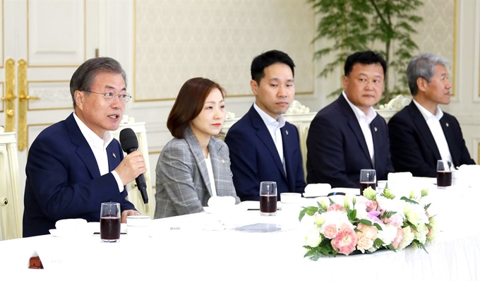 문재인 대통령이 7일 낮 청와대에서 열린 '국민께 힘이 되는 일 잘하는 공무원' 초청 오찬에서 인사말을 하고 있다. 연합뉴스