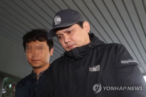 음주운전 사고로 2명을 숨지게 한 뮤지컬 연출가 황민 씨가 지난해 10월 구속 전 피의자 심문을 받기 위해 경기 의정부지방법원에 들어서고 있다. 연합뉴스